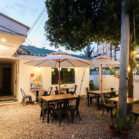 Ocean Breeze Hostel By Daily Sweet Moalboal Buitenkant foto
