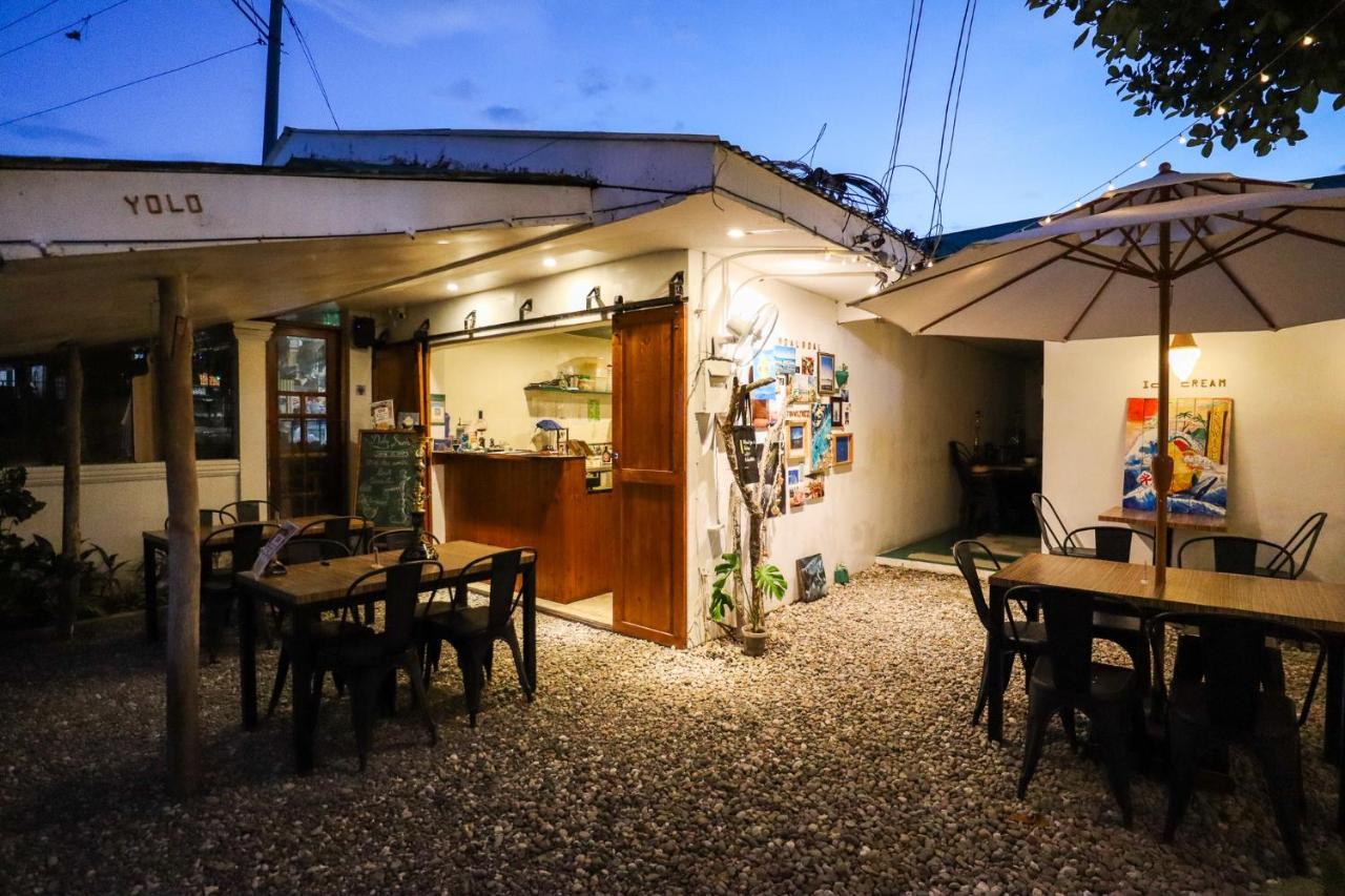 Ocean Breeze Hostel By Daily Sweet Moalboal Buitenkant foto