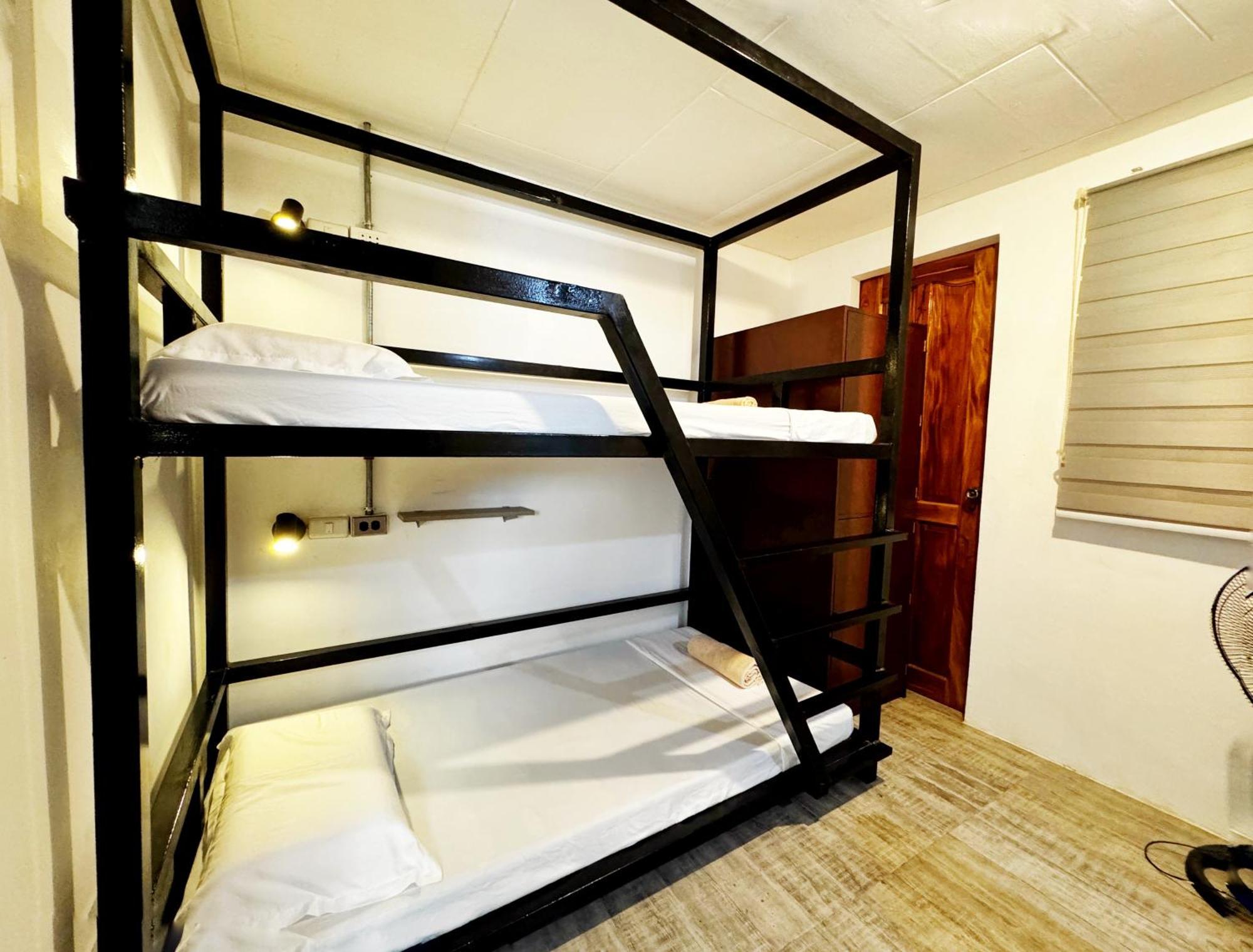 Ocean Breeze Hostel By Daily Sweet Moalboal Buitenkant foto